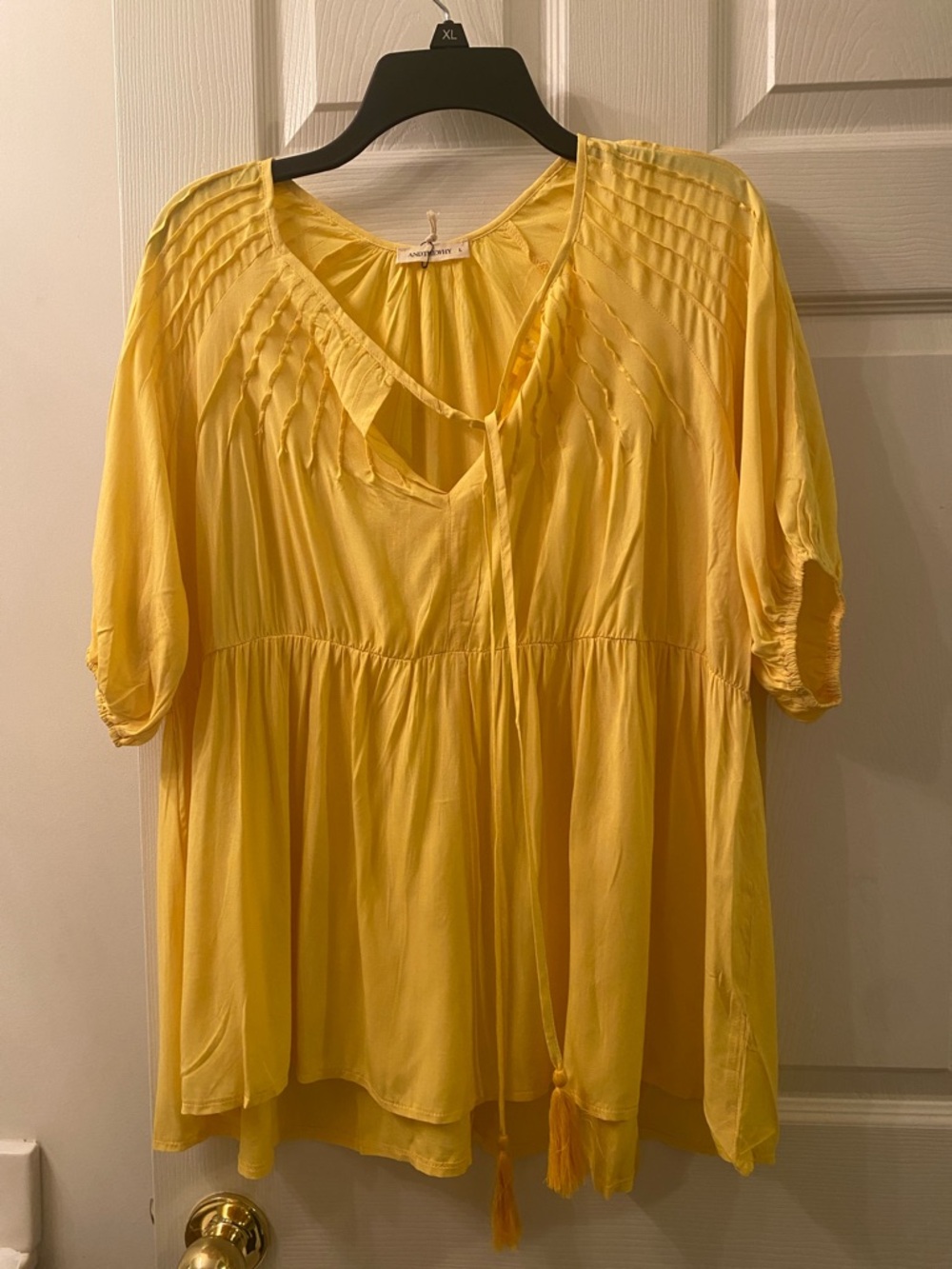 Andthewhy Yellow Women's Short-Sleeve V-Neck Blouse with Pintuck Detail